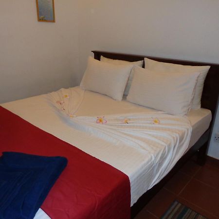Explore Hostels Negombo Kochchikade Bagian luar foto