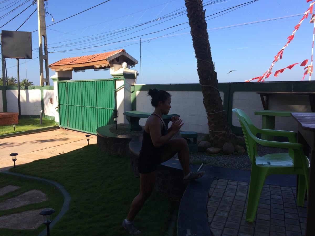 Explore Hostels Negombo Kochchikade Bagian luar foto