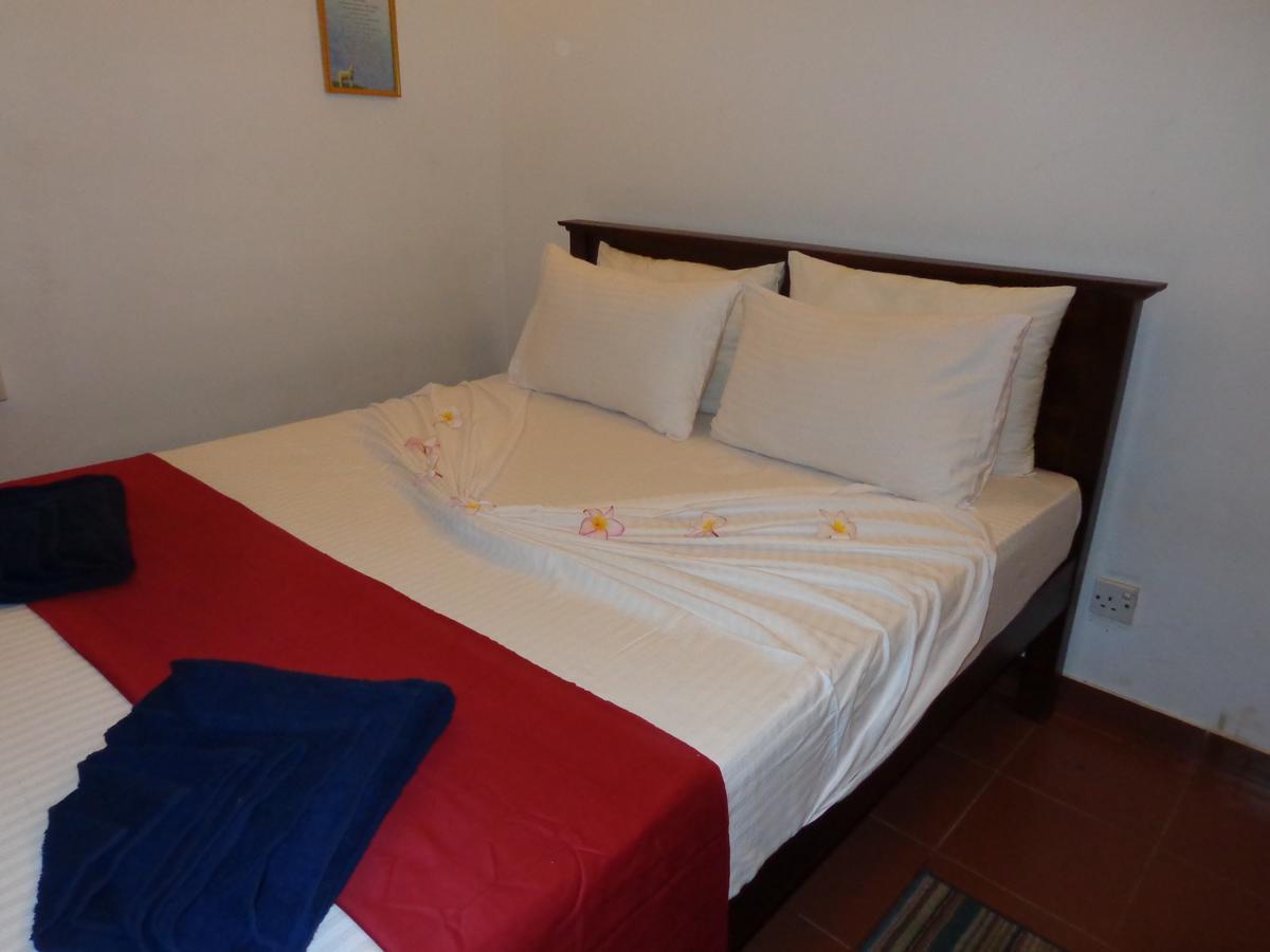 Explore Hostels Negombo Kochchikade Bagian luar foto
