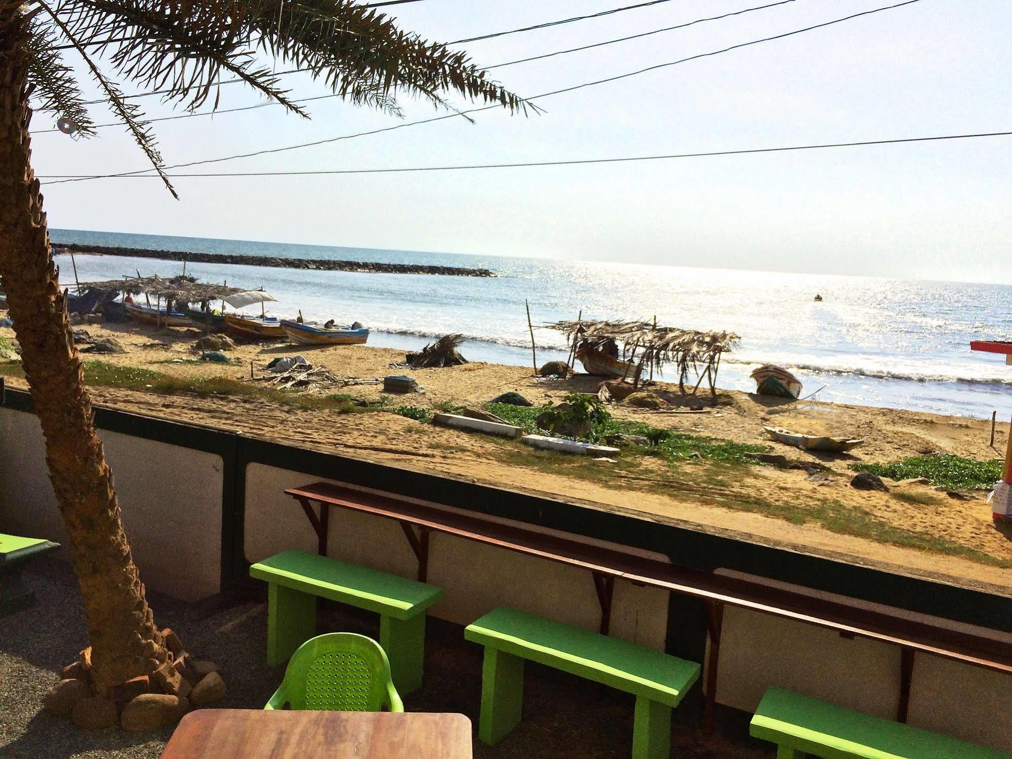 Explore Hostels Negombo Kochchikade Bagian luar foto