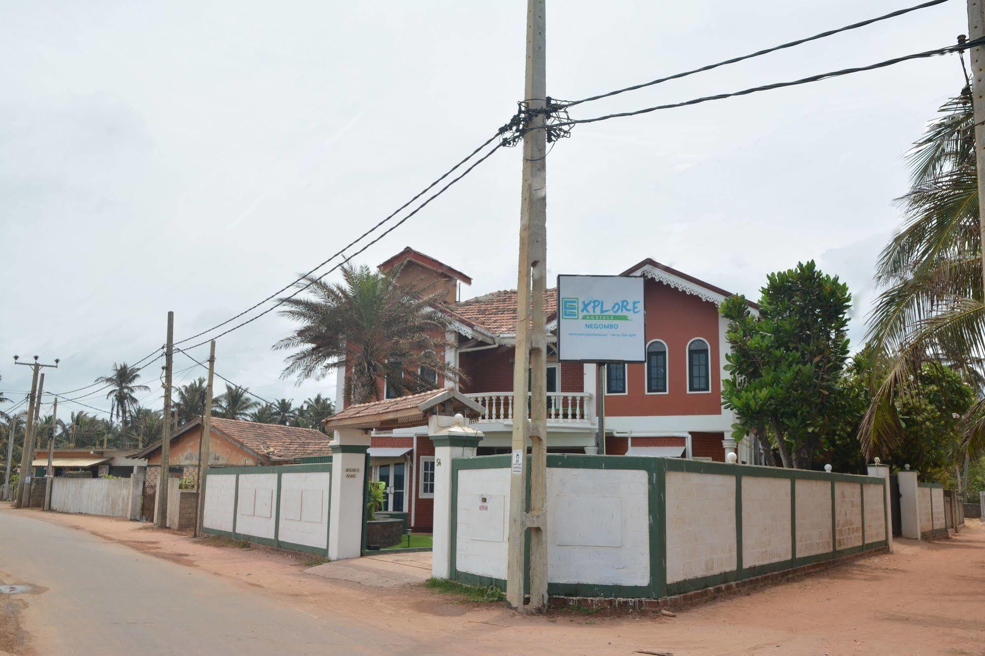 Explore Hostels Negombo Kochchikade Bagian luar foto