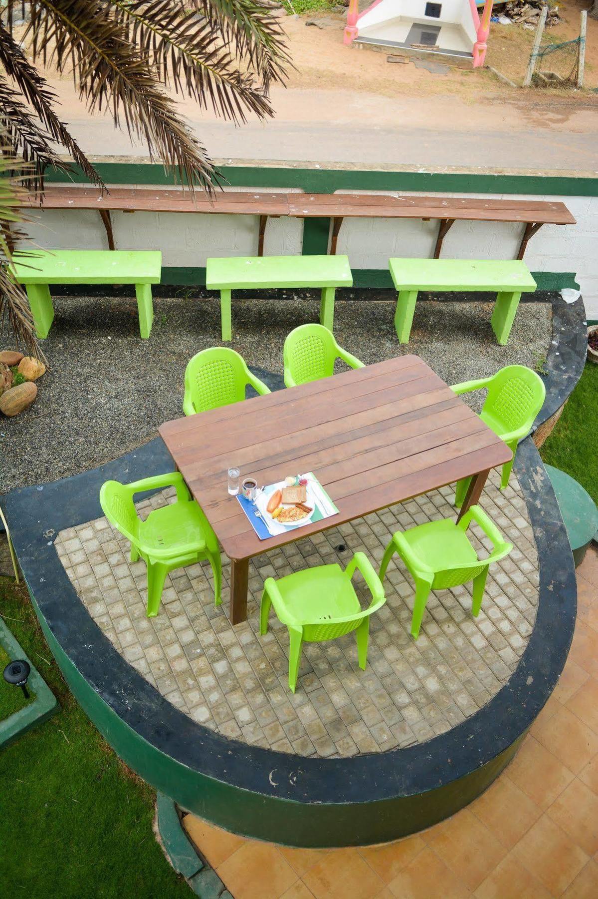 Explore Hostels Negombo Kochchikade Bagian luar foto