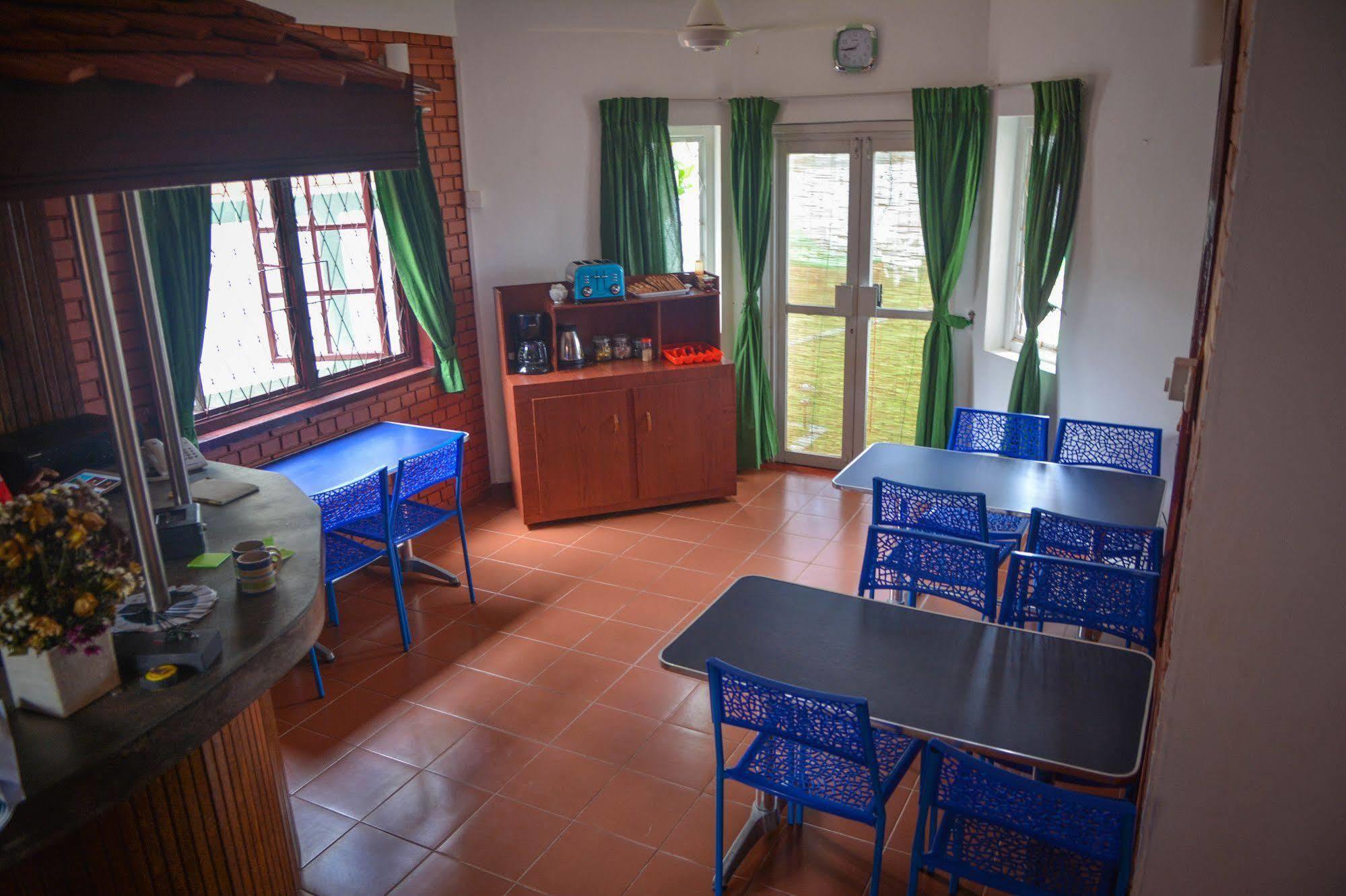 Explore Hostels Negombo Kochchikade Bagian luar foto