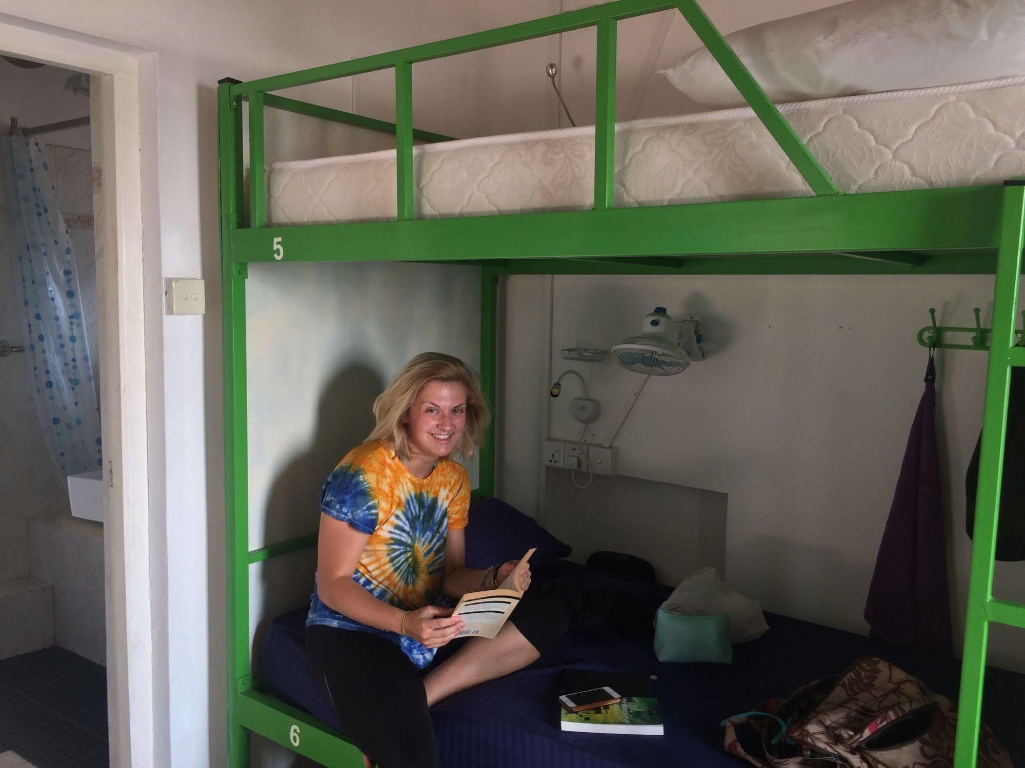 Explore Hostels Negombo Kochchikade Bagian luar foto