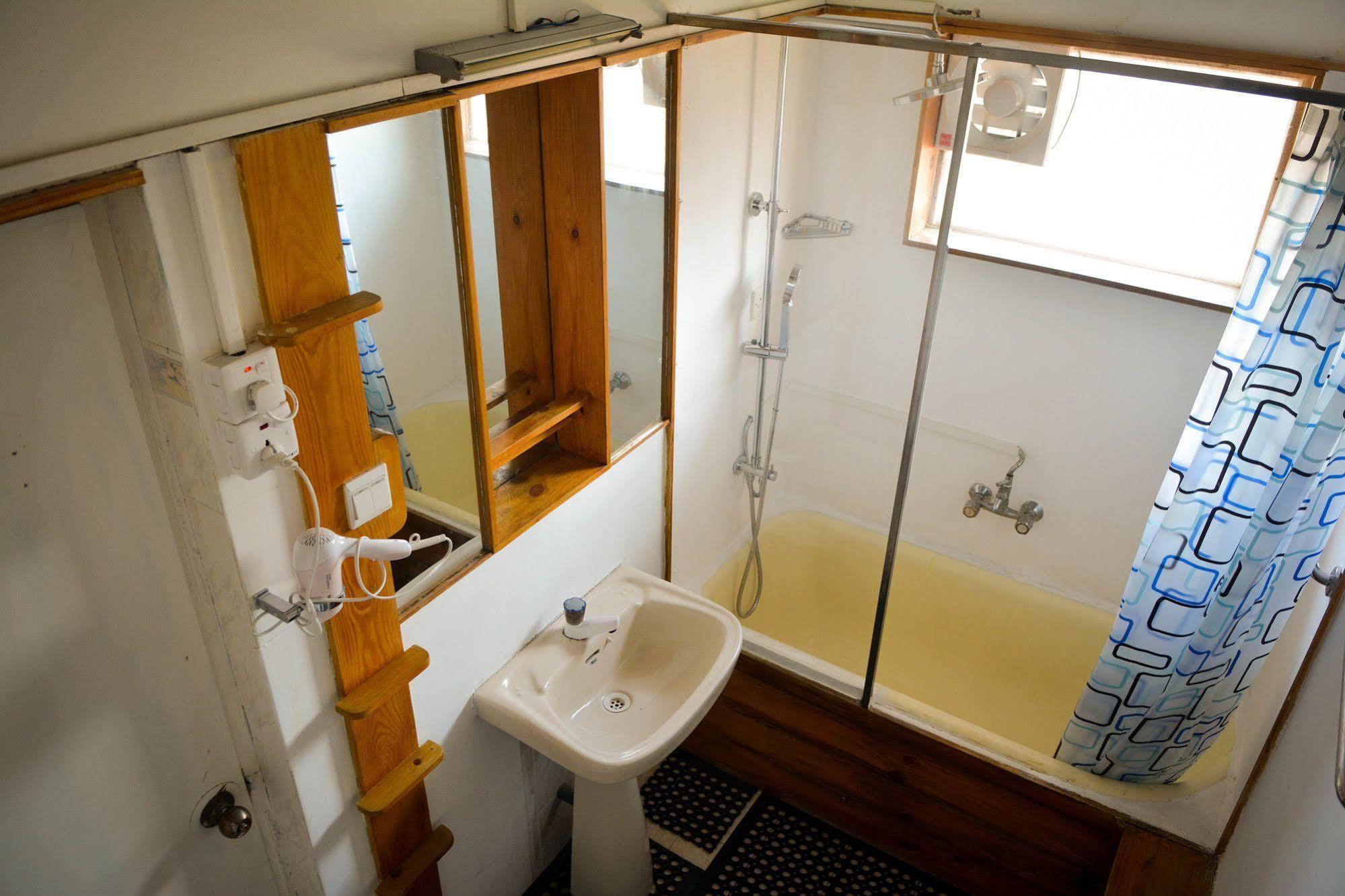 Explore Hostels Negombo Kochchikade Bagian luar foto