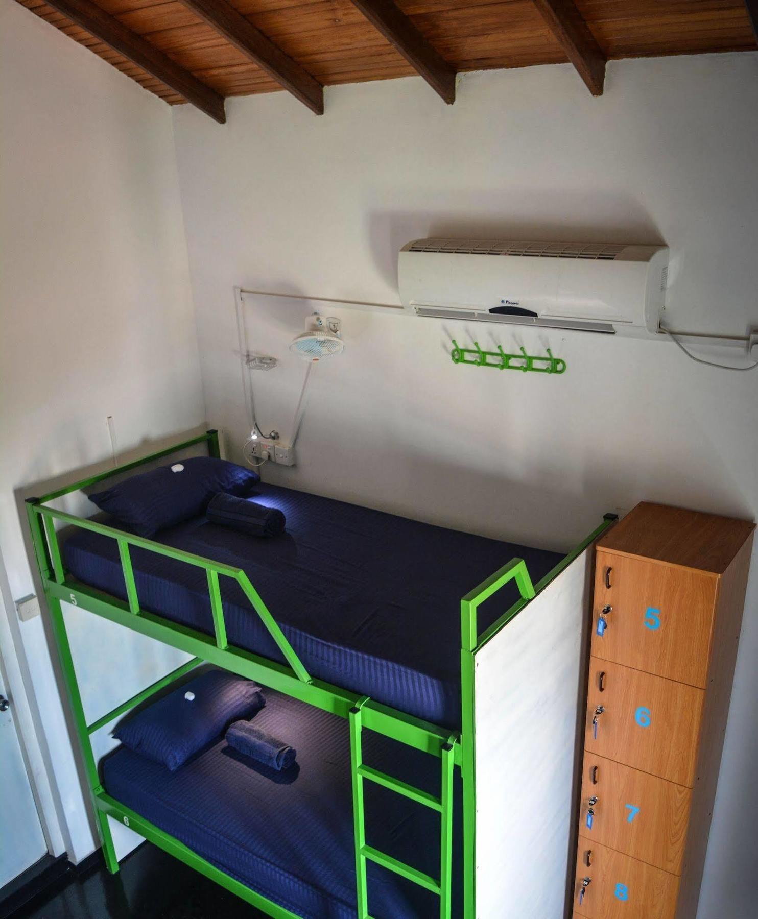 Explore Hostels Negombo Kochchikade Bagian luar foto