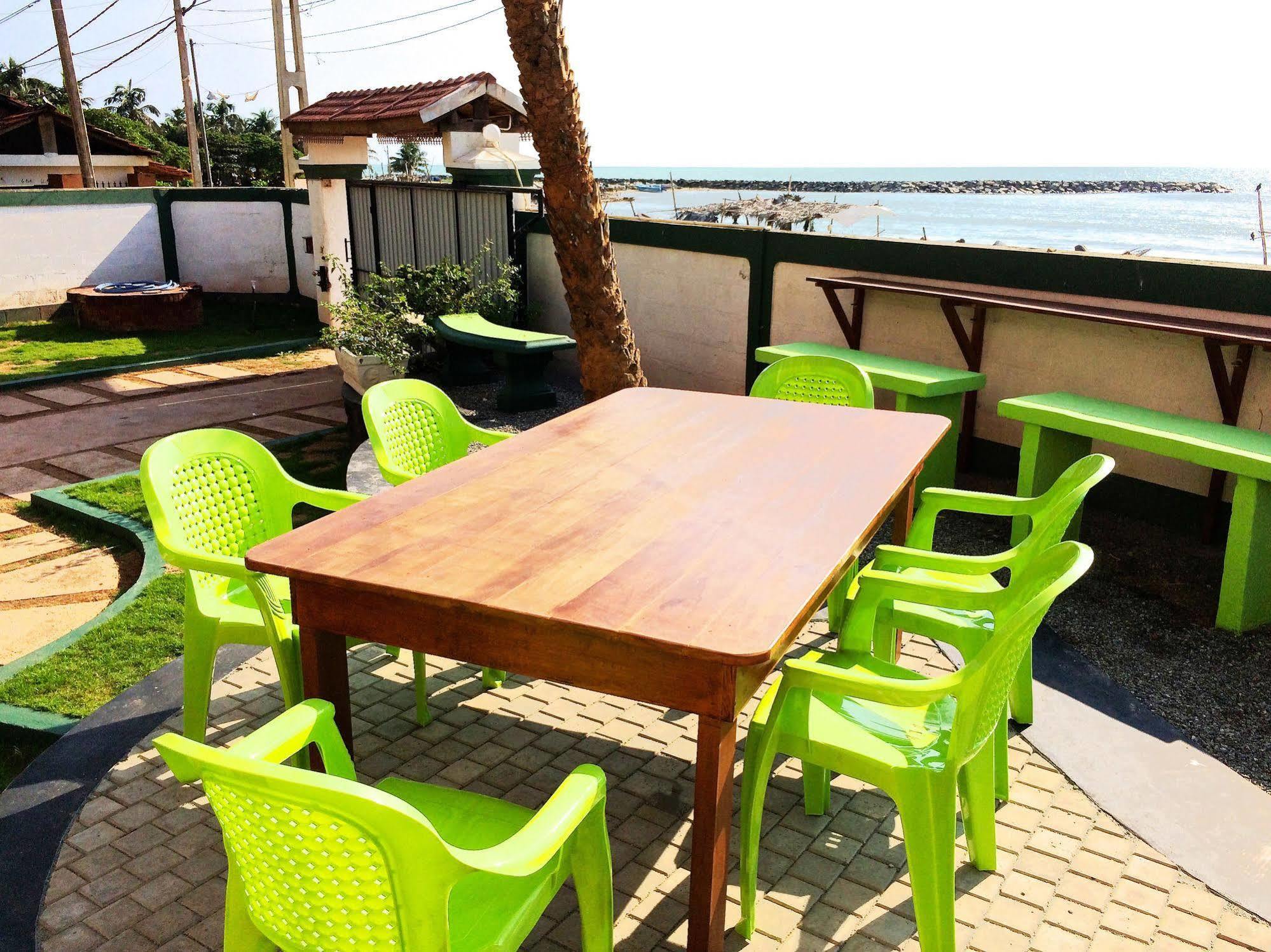 Explore Hostels Negombo Kochchikade Bagian luar foto