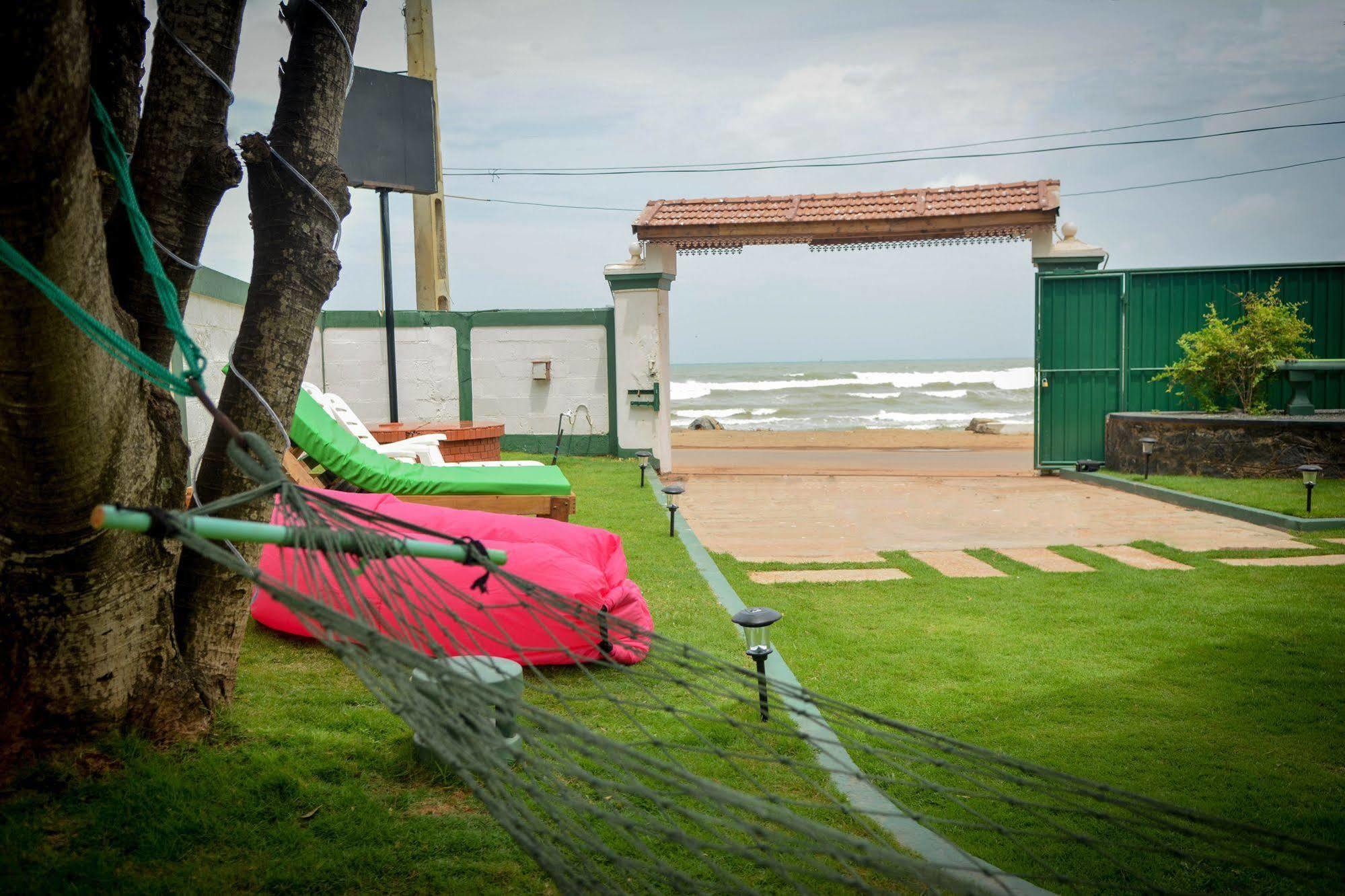 Explore Hostels Negombo Kochchikade Bagian luar foto