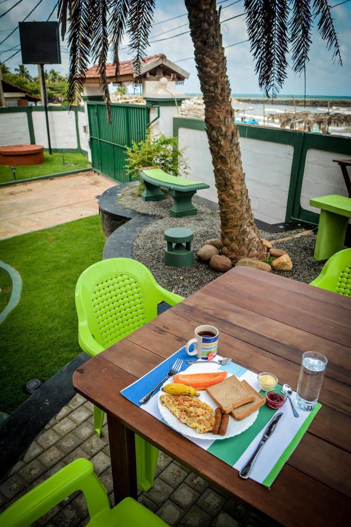 Explore Hostels Negombo Kochchikade Bagian luar foto