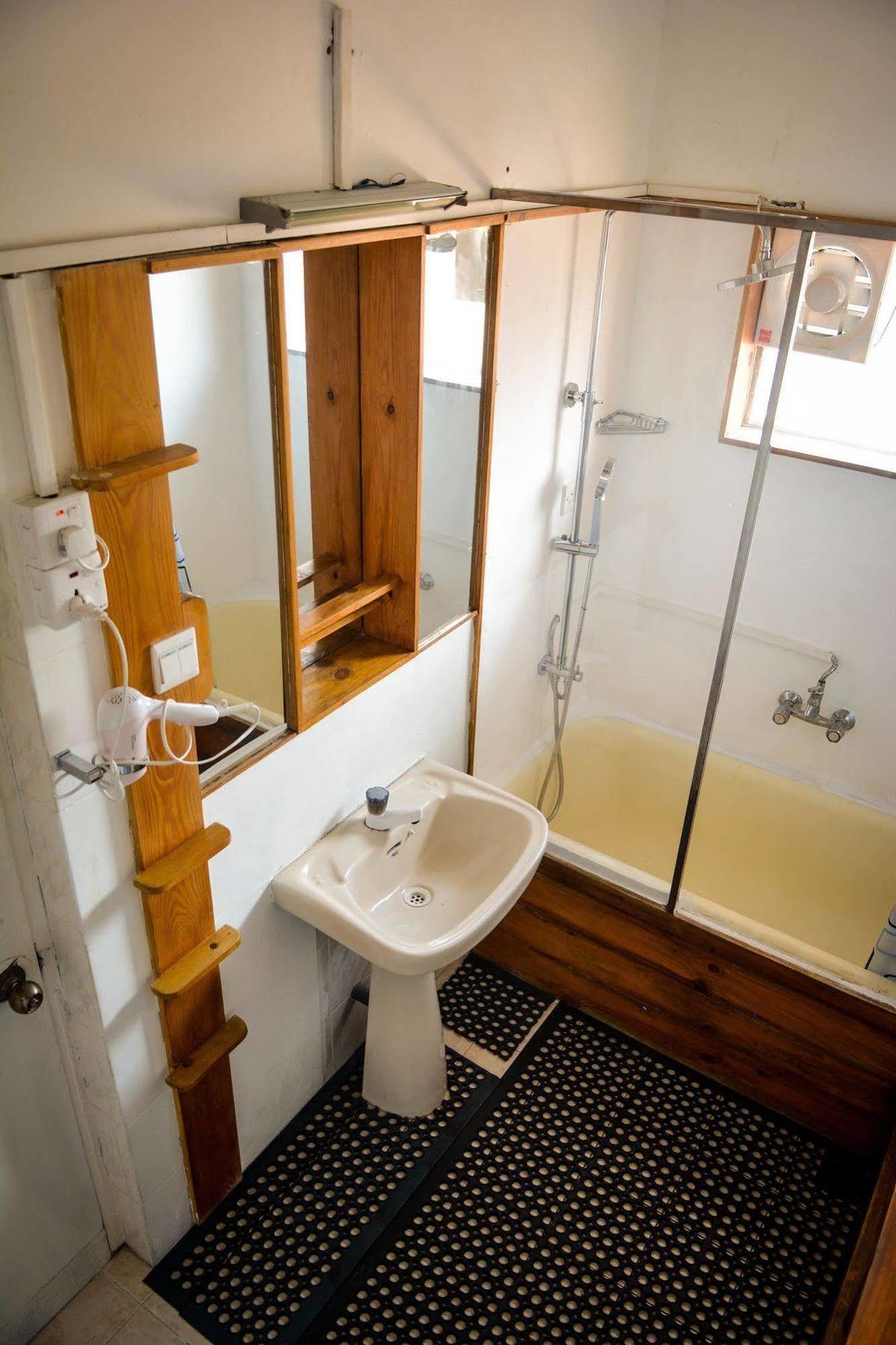 Explore Hostels Negombo Kochchikade Bagian luar foto